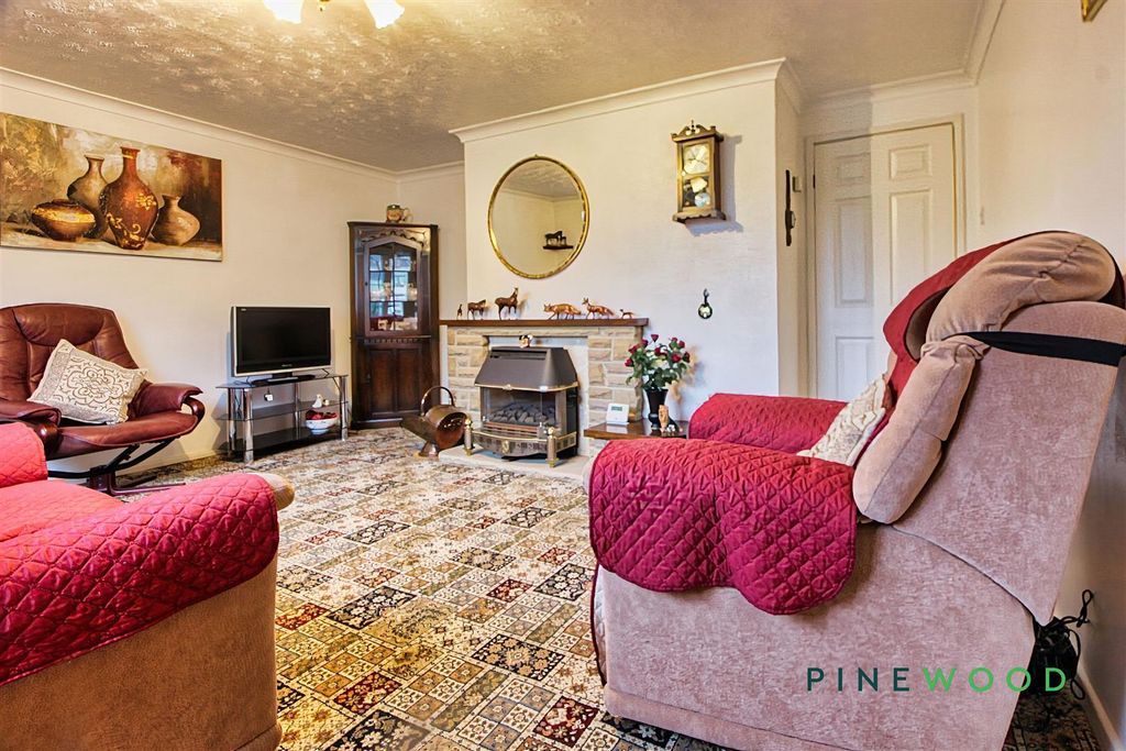 Property photo 2 of 15 Lounge