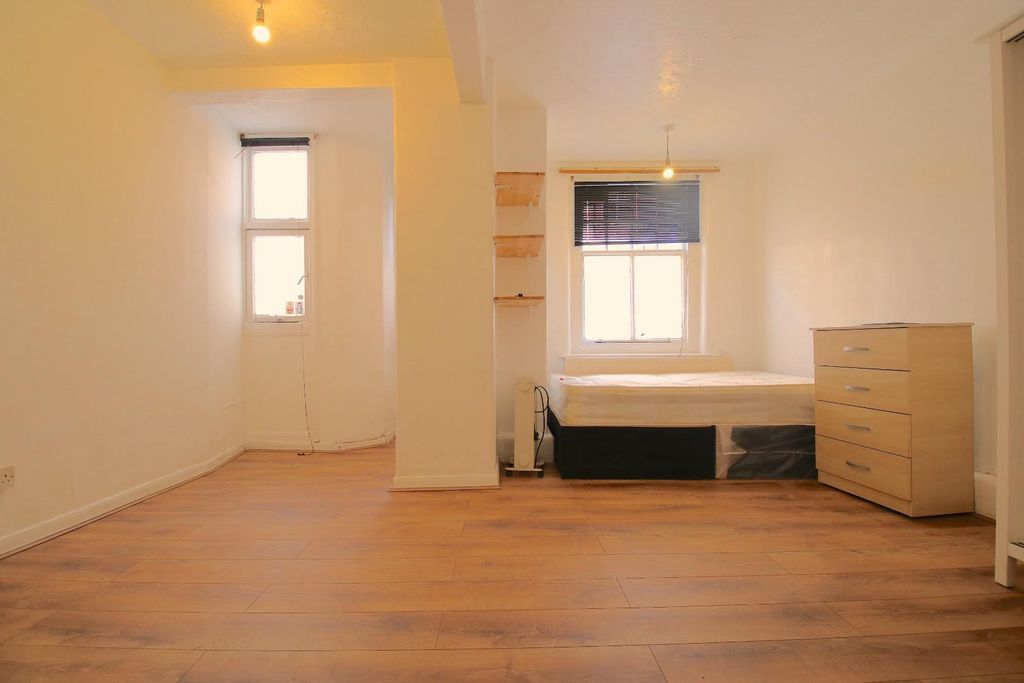 Property photo 1 of 7 Bedroom 1