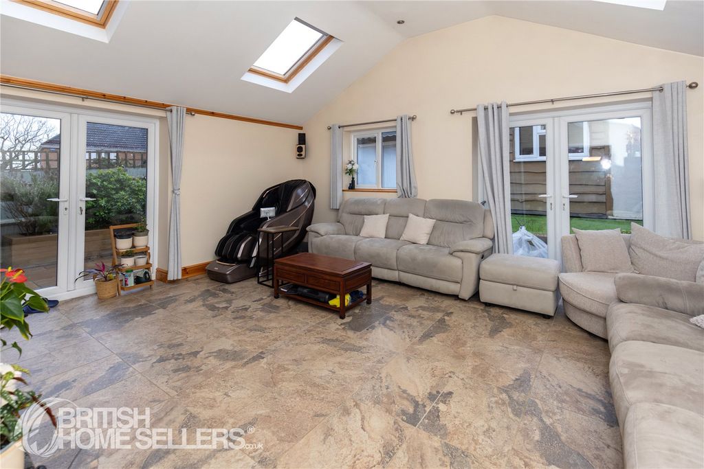 Property photo 2 of 23 Picture No. 15