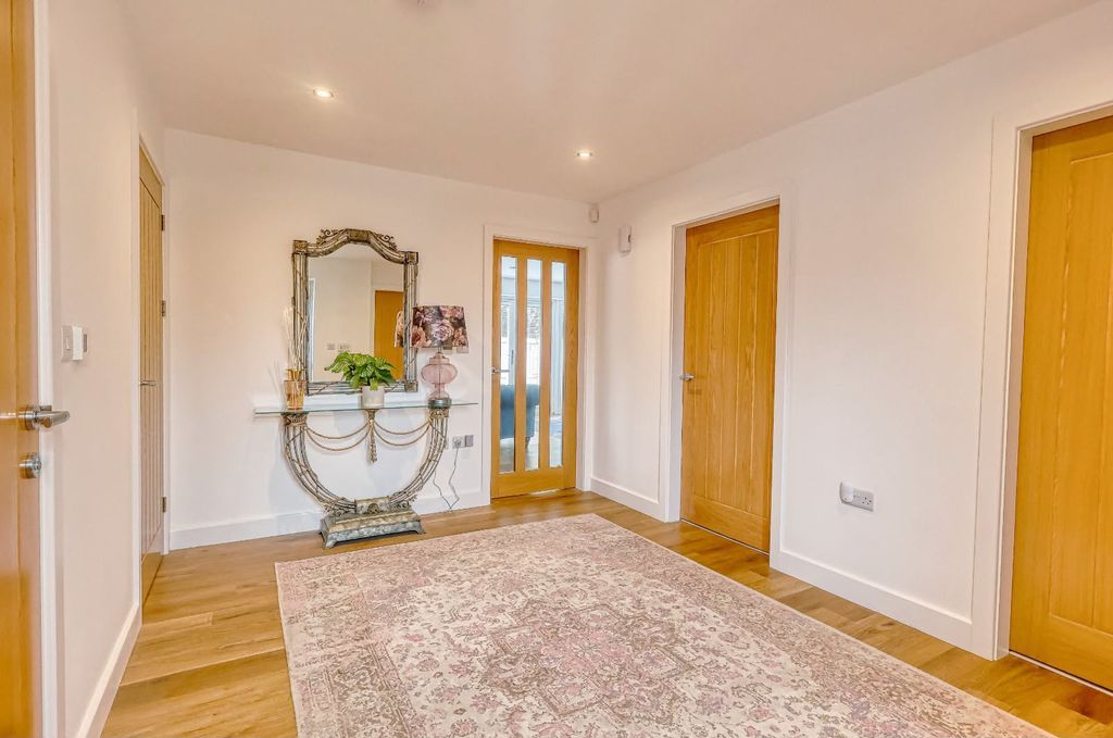 Property photo 2 of 22 Entrance Hall