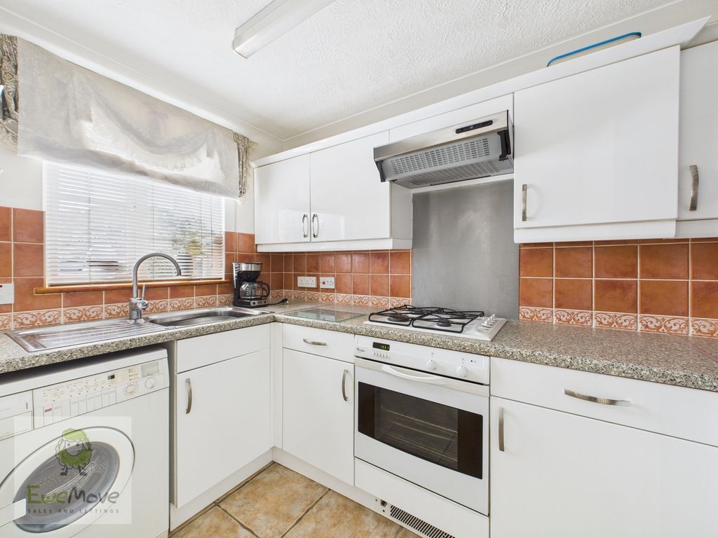Property photo 2 of 10 Kitchen