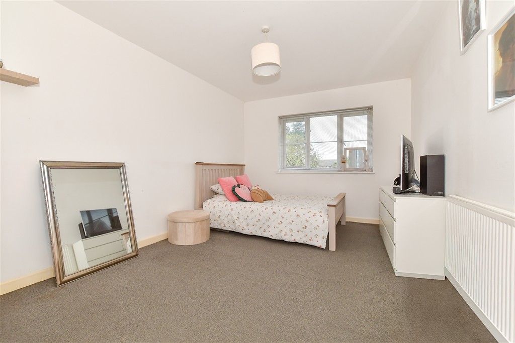 Property photo 1 of 6 Bedroom