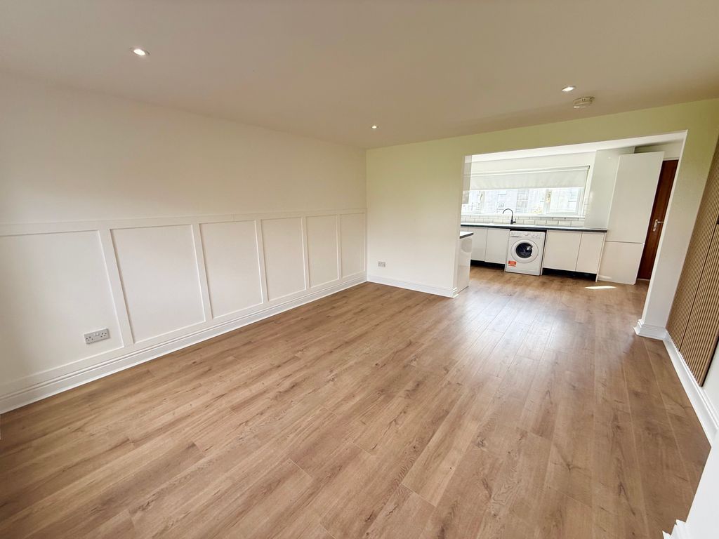 Property photo 3 of 11 3