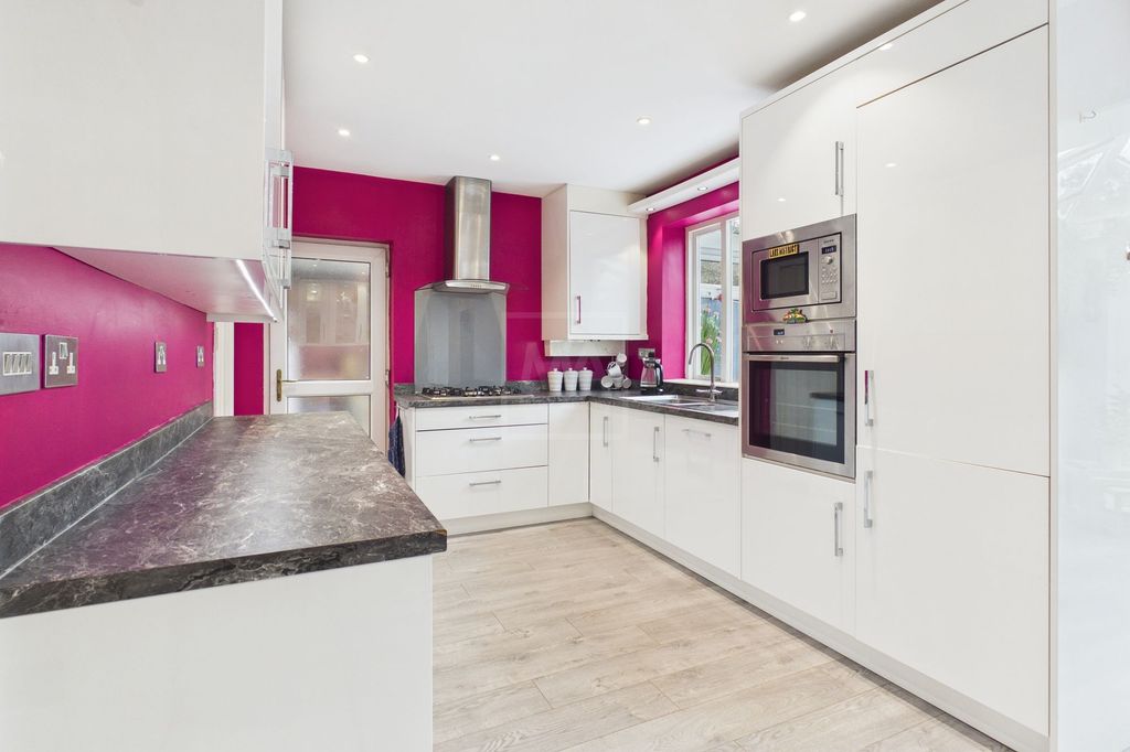 Property photo 3 of 19 Kitchen