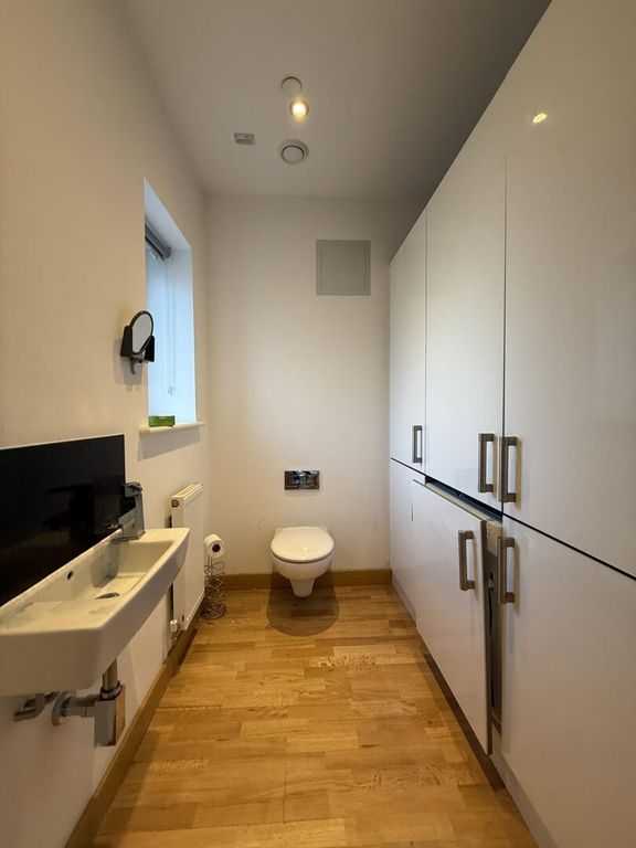 Property photo 3 of 11 Bathroom