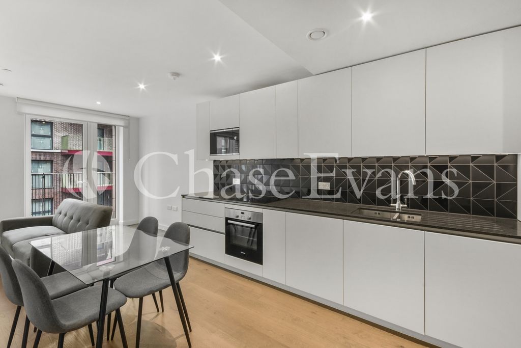 Property photo 3 of 11 Kitchen