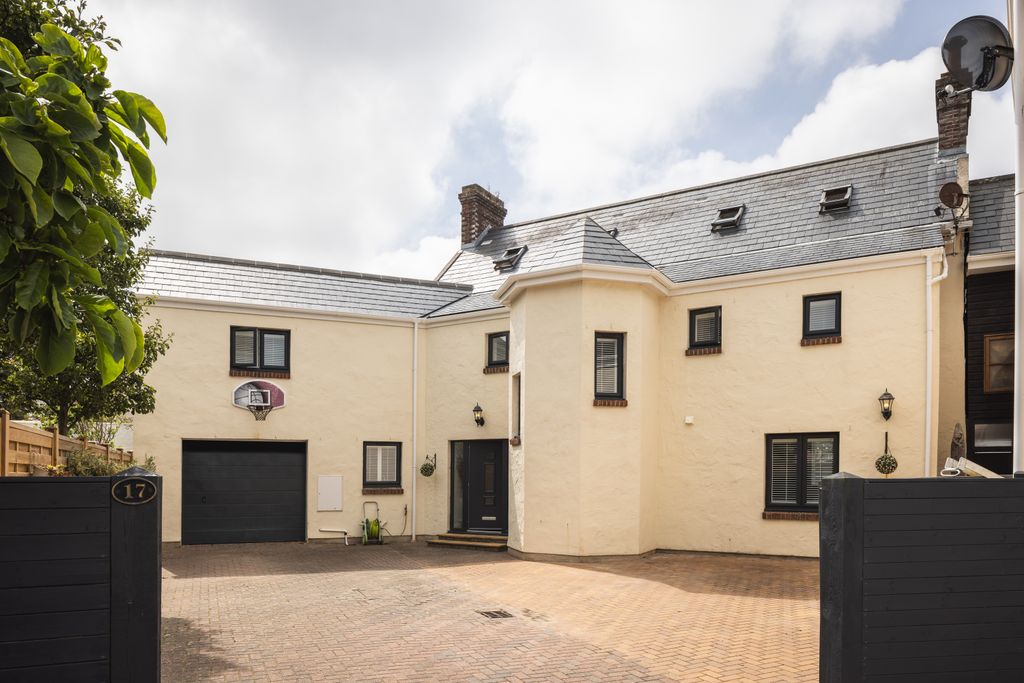 Property photo 1 of 20