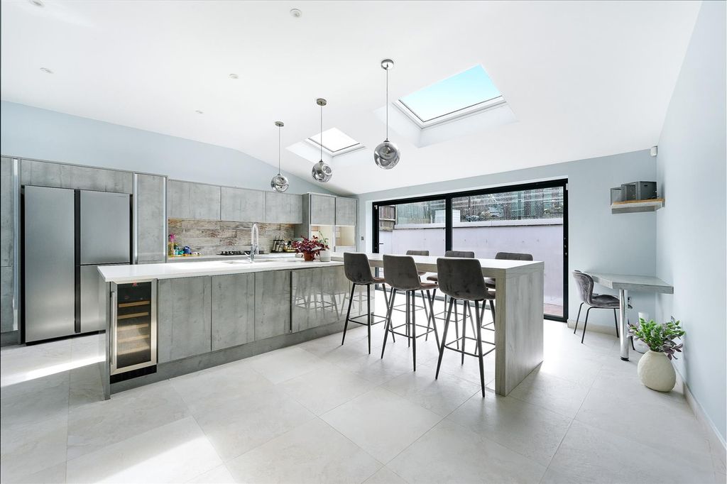 Property photo 2 of 16 Chipstead Lane, 4 Williams Harlow- (12).Jpg