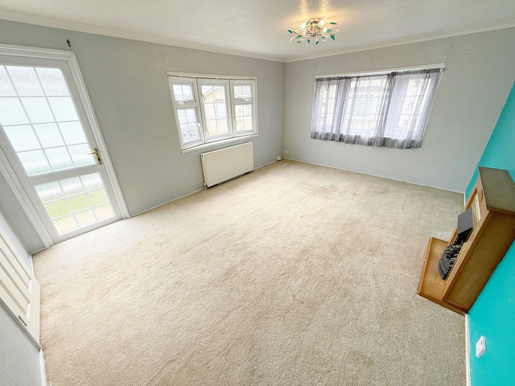 Property photo 2 of 6 Lounge