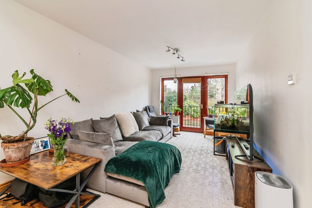 Property photo 3 of 18 Living