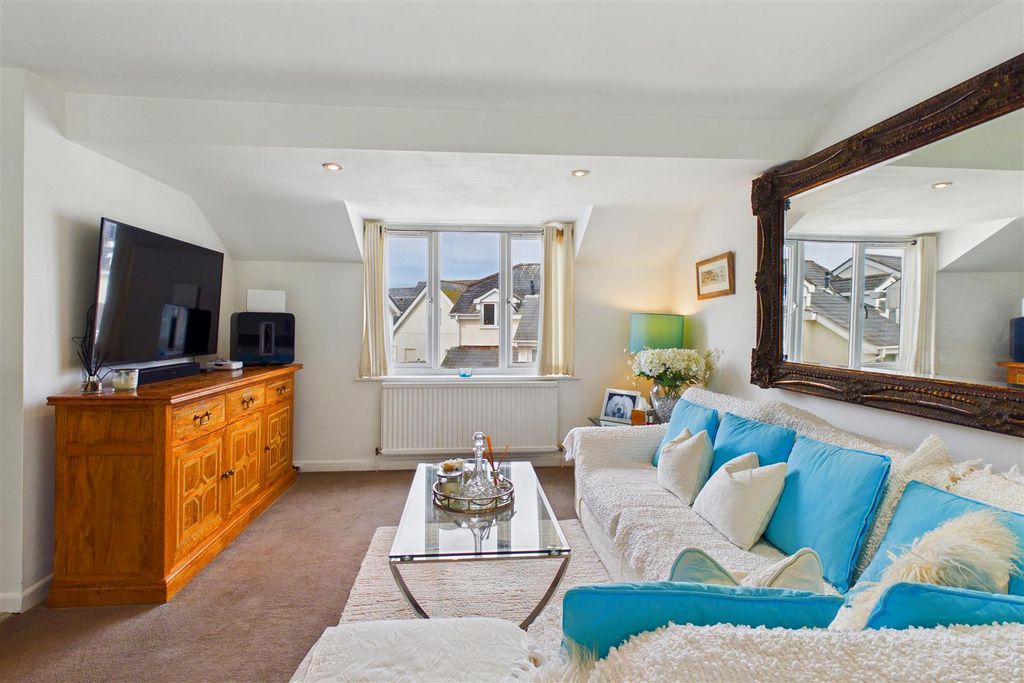 Property photo 2 of 16 Lounge