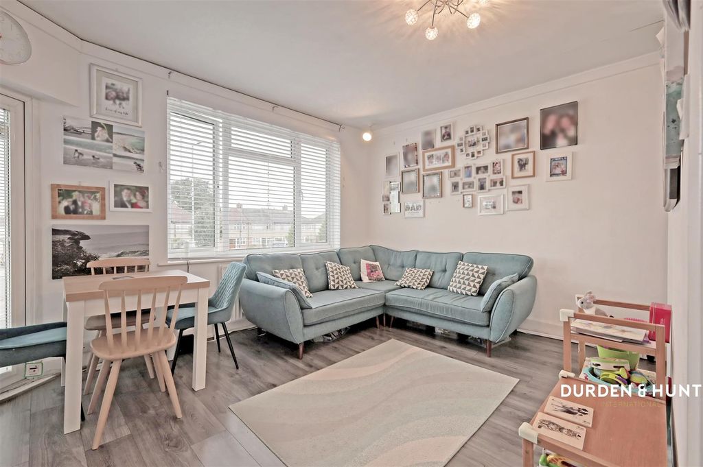 Property photo 2 of 20 Southend Arterial Road