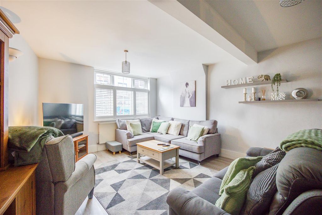 Property photo 2 of 14 Entrance Hall