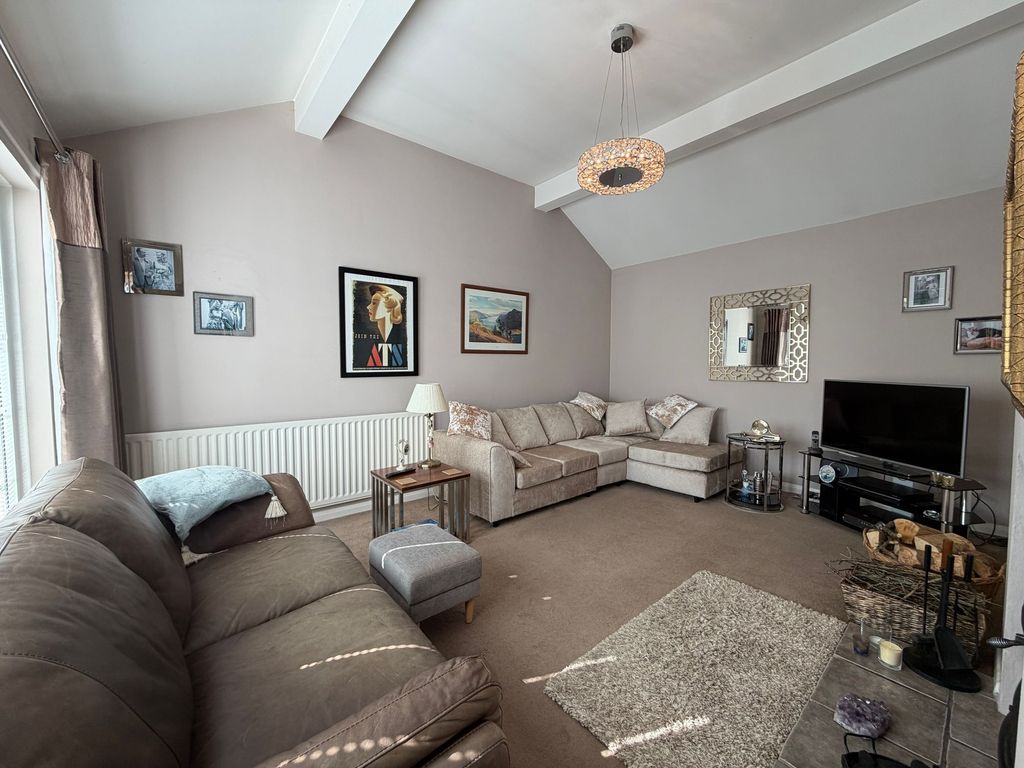 Property photo 3 of 20 Lounge