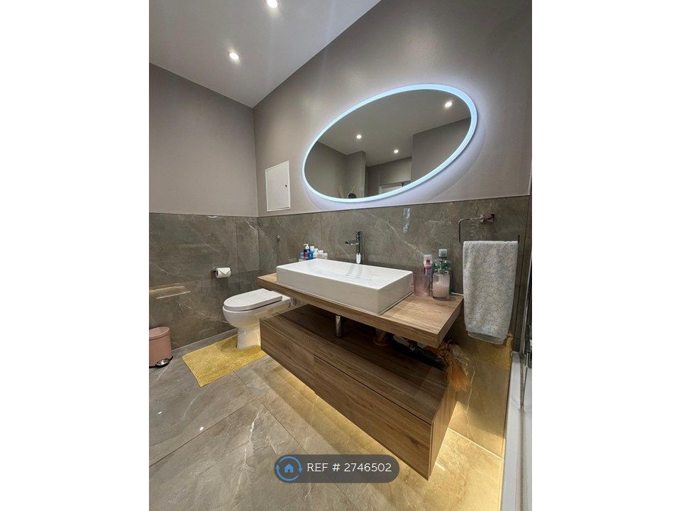 Property photo 3 of 8 En Suite Bathroom