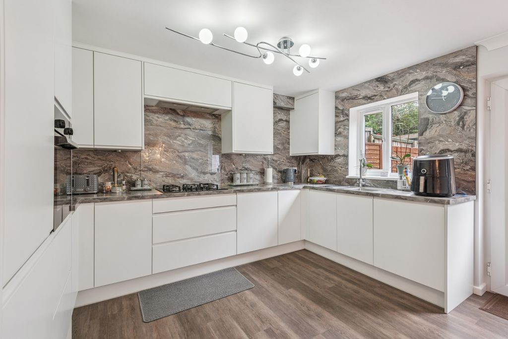 Property photo 2 of 18 4527503