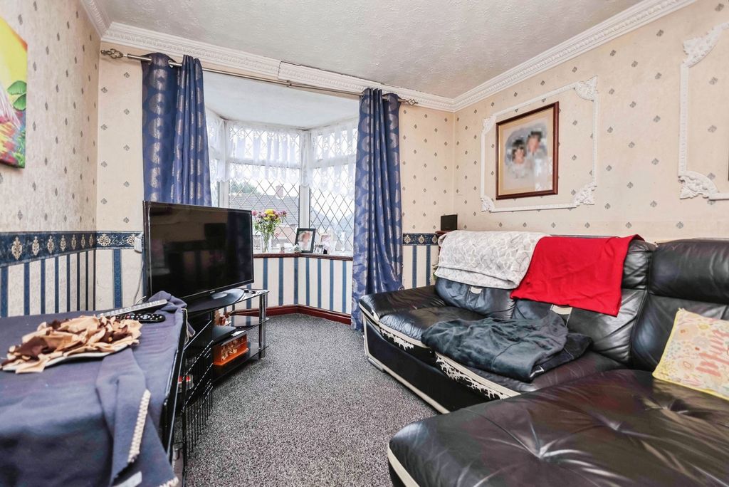 Property photo 2 of 15 Lounge