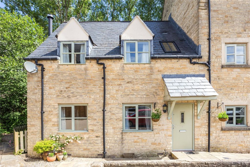 Property photo 1 of 10 2 Webbs Court