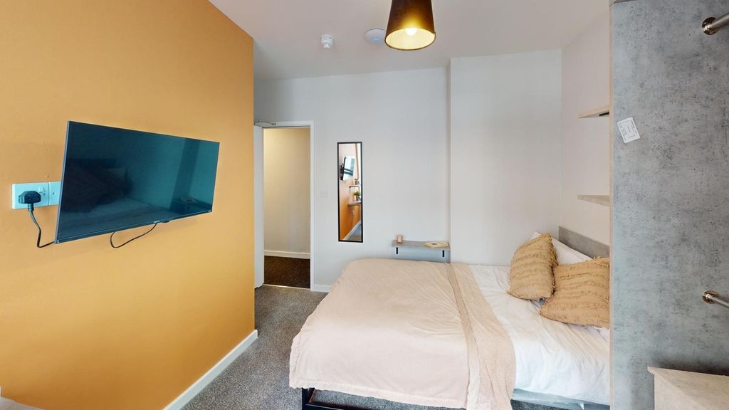 Property photo 3 of 12 A Stylish And Cozy Double Bedroom Featuring Modern...