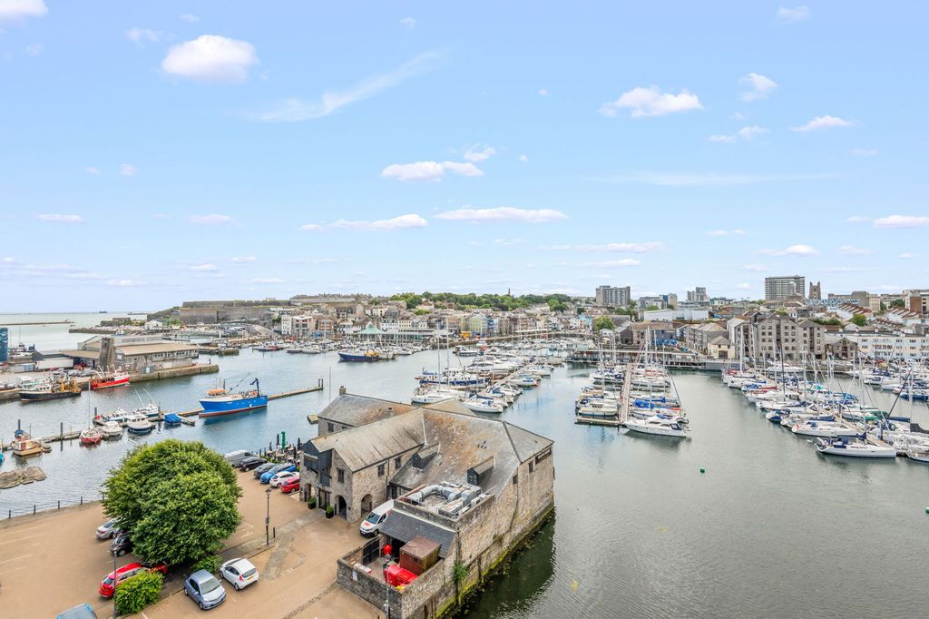 Property photo 2 of 18