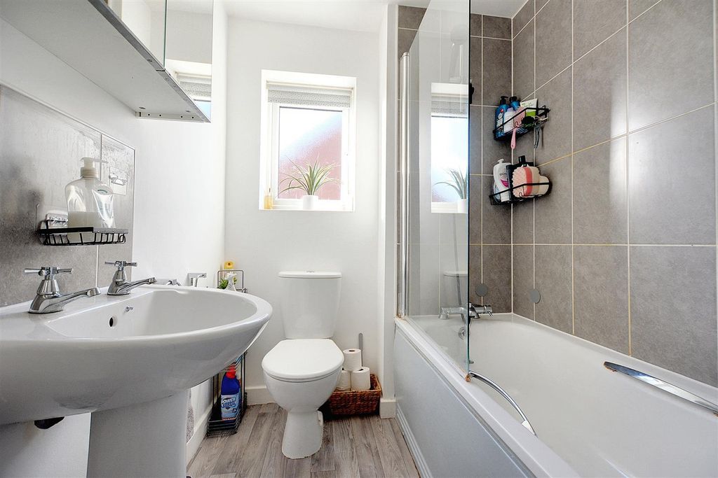 Property photo 3 of 14 11. Bathroom.Jpg