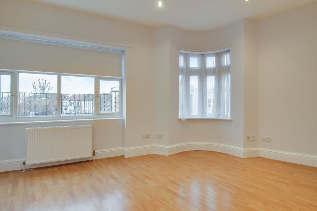 Property photo 3 of 7 3.Lounge.Jpg