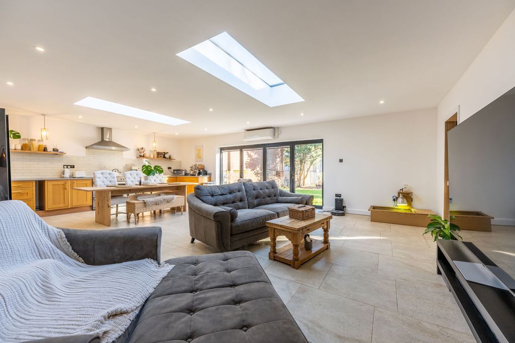 Property photo 1 of 33