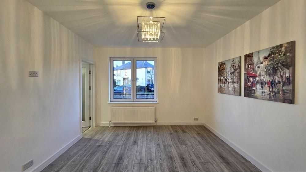 Property photo 3 of 10 Lounge 2