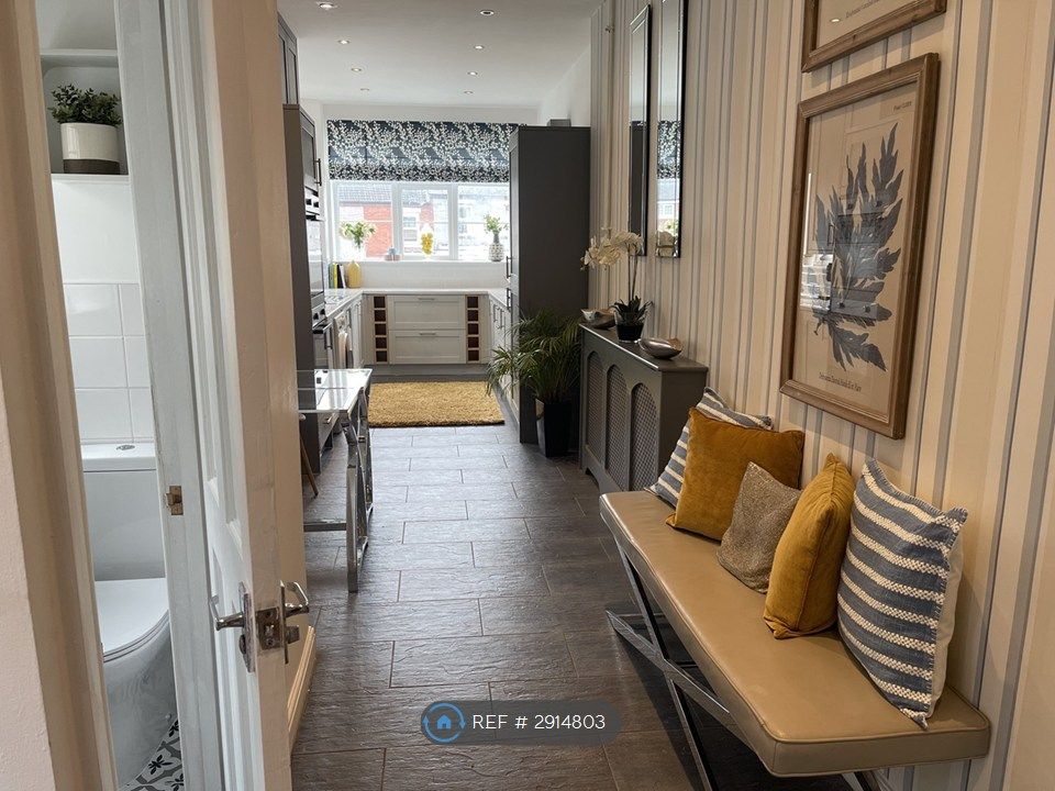 Property photo 2 of 18 Spacious, Howdens Breakfast Kitchen