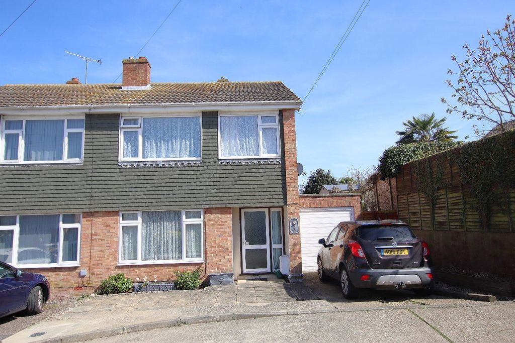 Property photo 1 of 16 Shrubland Court, Clacton On Sea