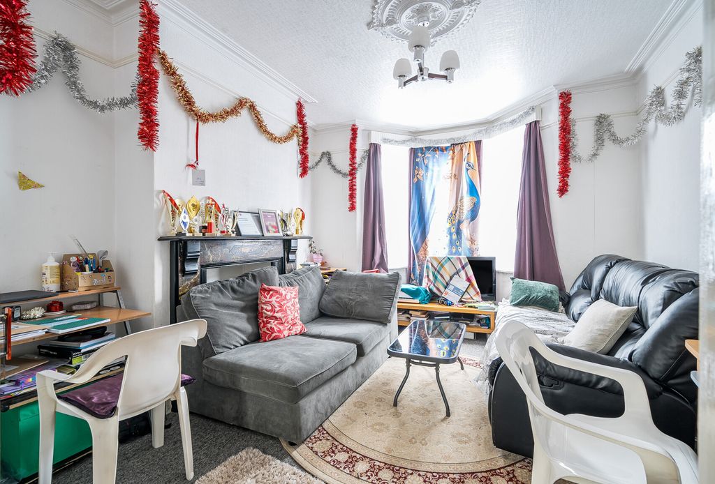 Property photo 2 of 14 Sitting Room