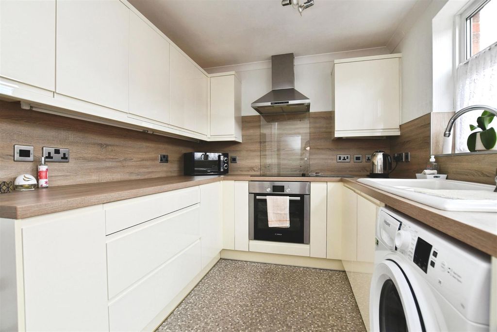 Property photo 2 of 24 Fitted Kitchen