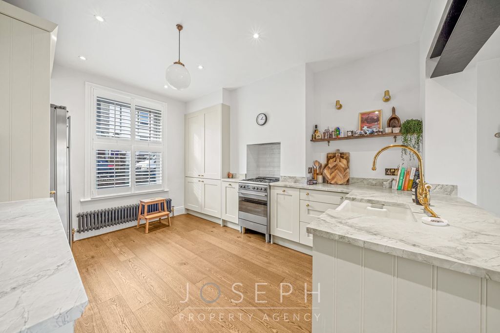 Property photo 2 of 22