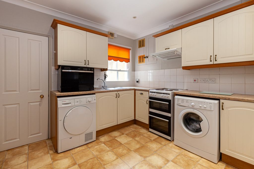 Property photo 3 of 11 Kitchen