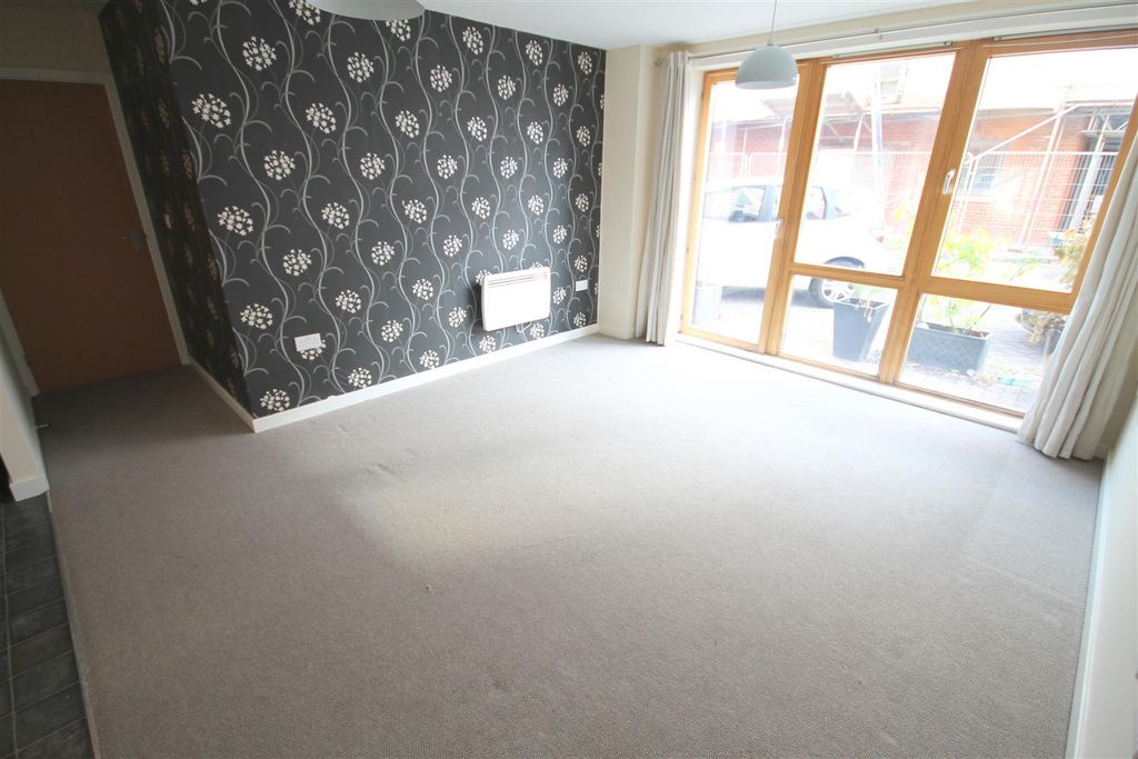 Property photo 3 of 19 Rc Lounge iv.Jpg