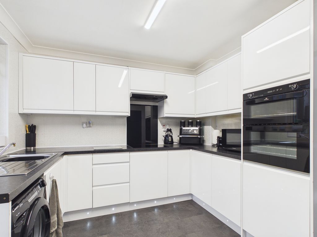 Property photo 3 of 12 Kitchen