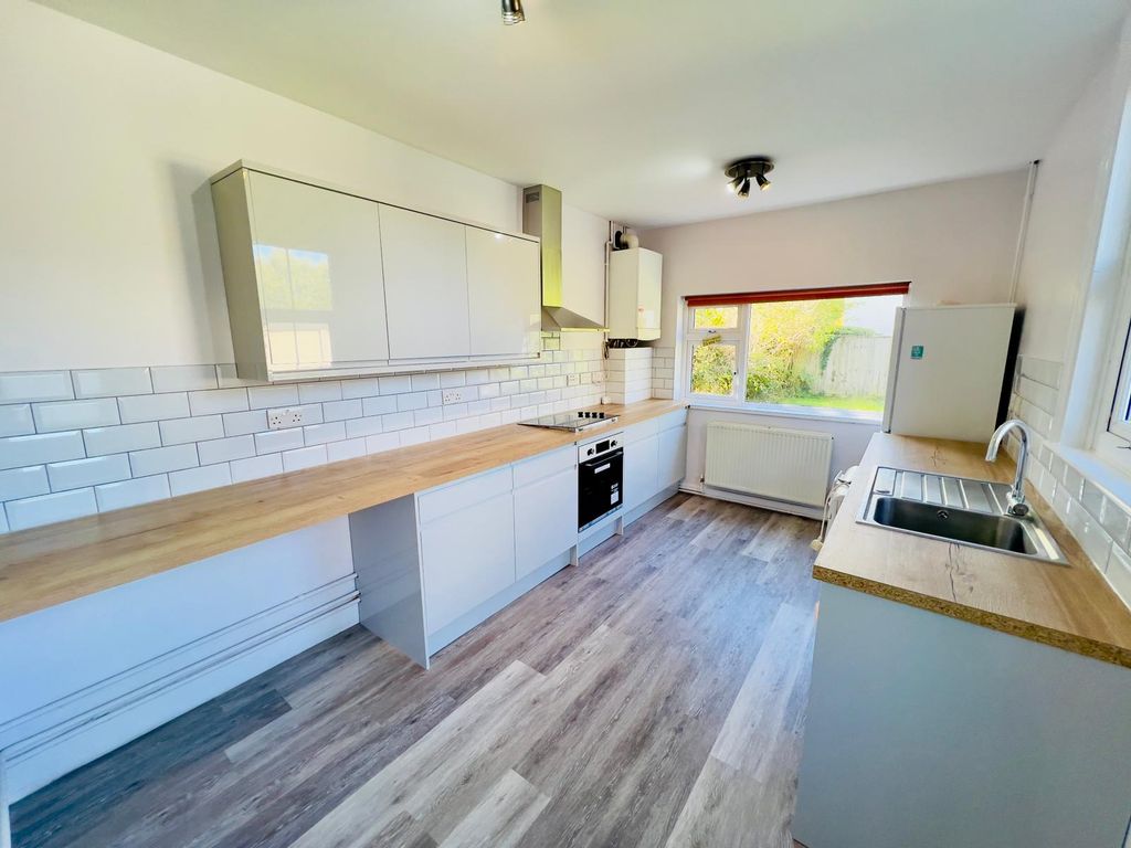 Property photo 2 of 10 Kitchen