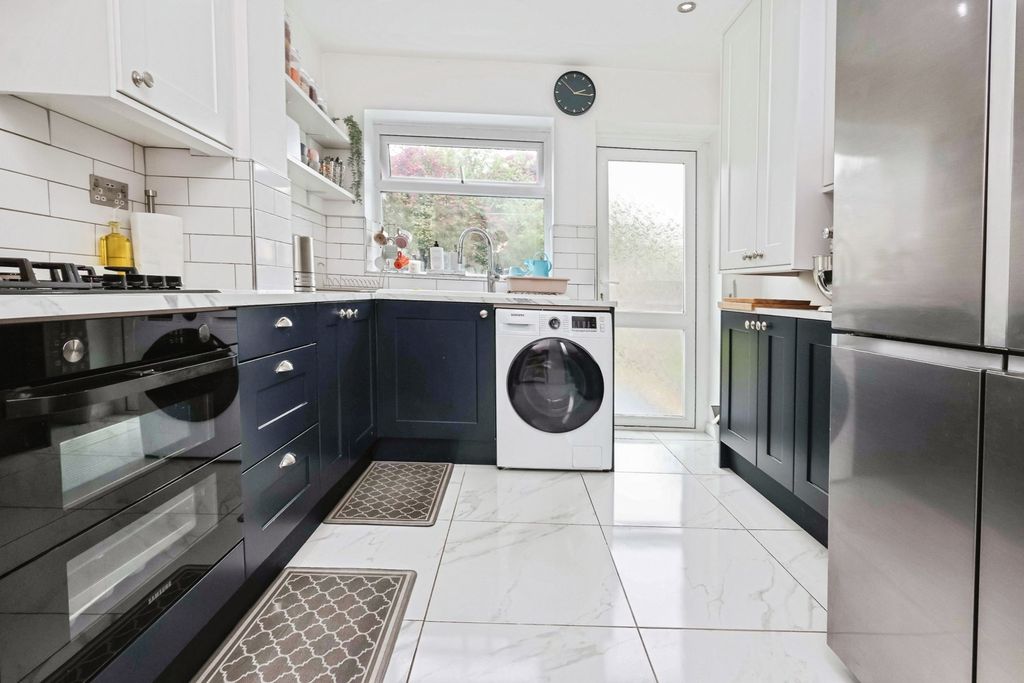 Property photo 3 of 17 Kitchen