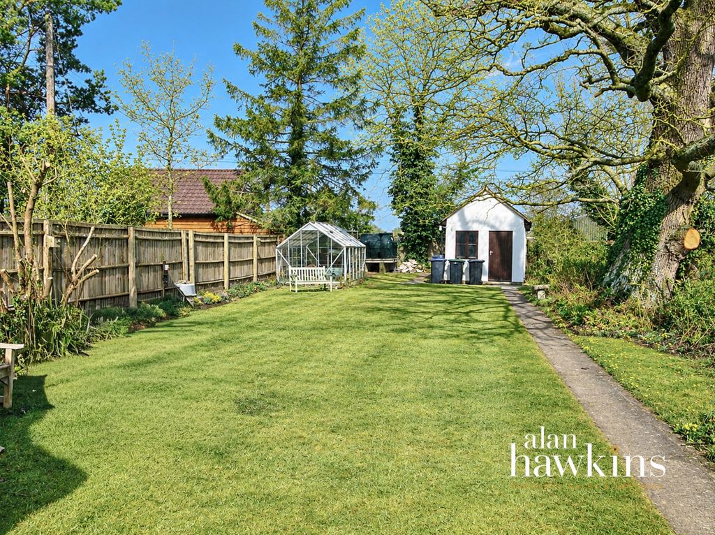 Property photo 2 of 12 Garden