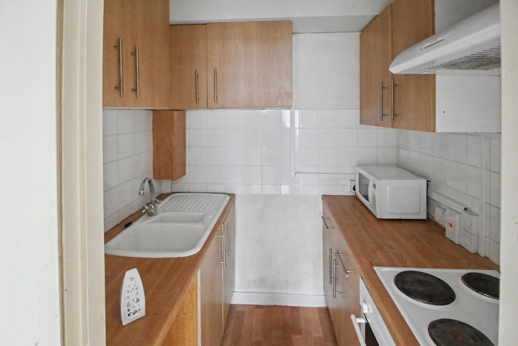 Property photo 2 of 16 144 Marine Court, St. Leonards-On-Sea, East Sussex Tn38 0Dz