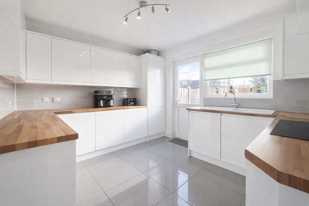 Property photo 2 of 13 1d242Be6-ba4E-41Fe-Ab31-0B530F6940Fc.Png