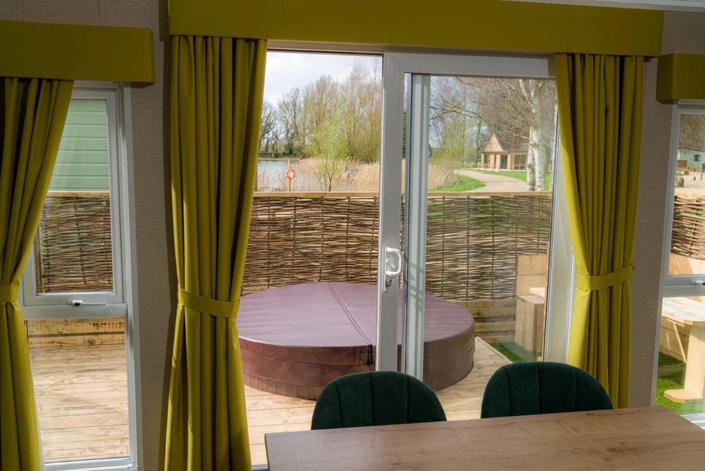 Property photo 3 of 17 Lux Oasis - Agent 8.Jpg