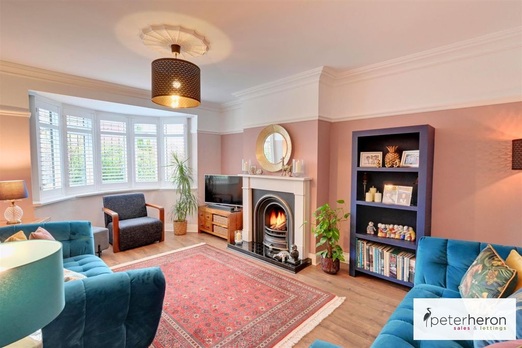 Property photo 3 of 29 Lounge