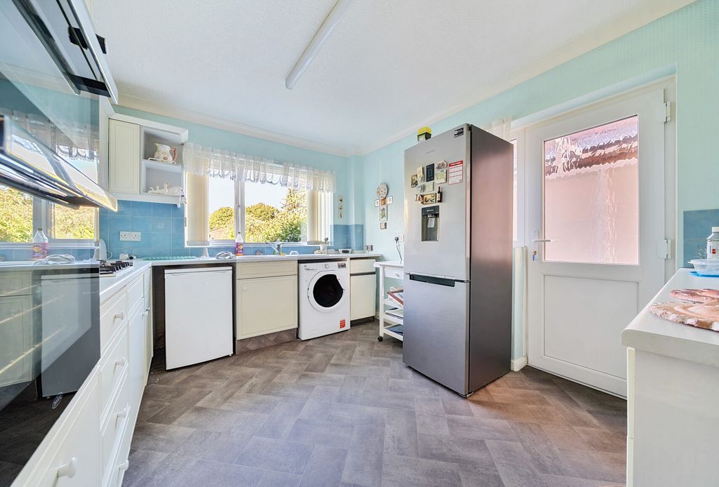 Property photo 3 of 11 1352568-9-68c8A0F...