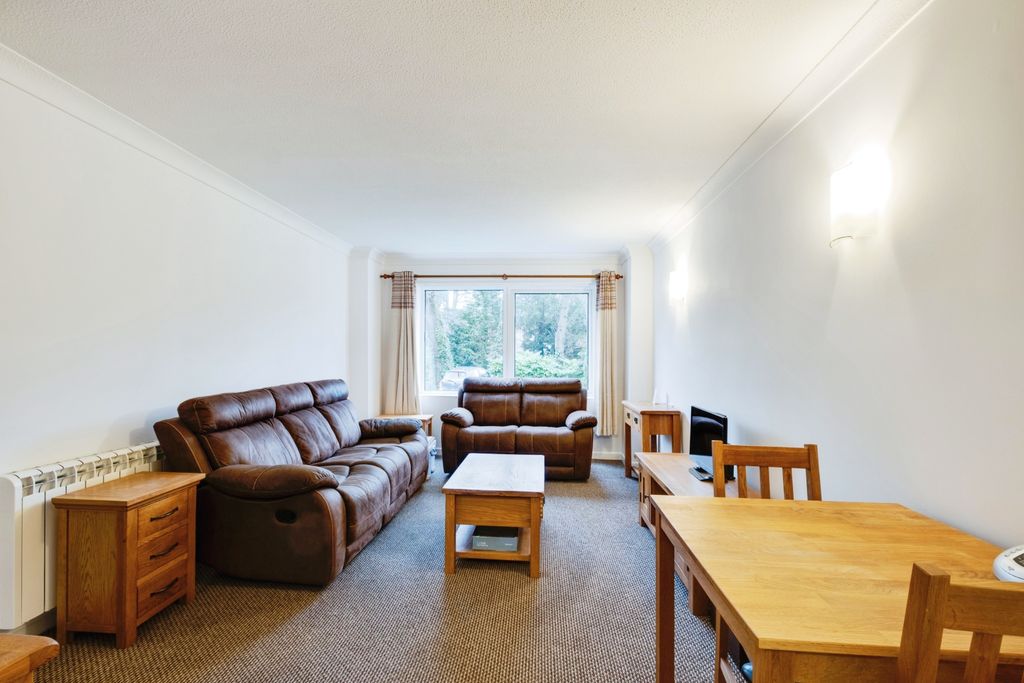 Property photo 2 of 11 Lounge