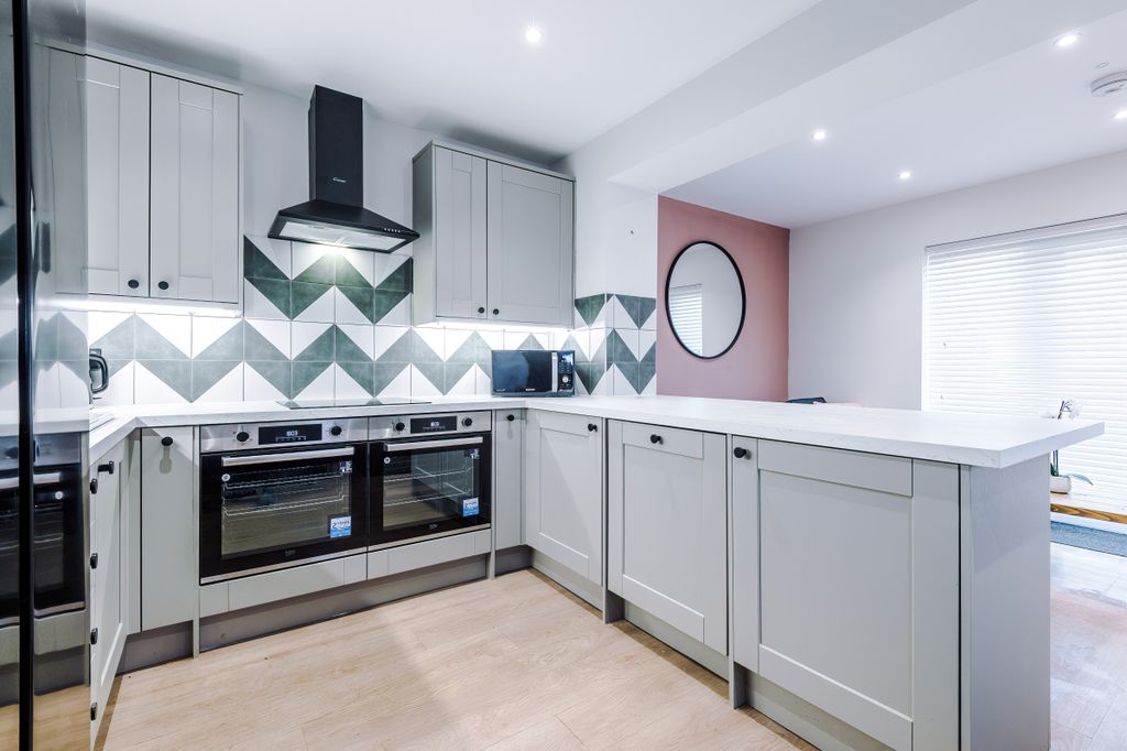 Property photo 2 of 28 6 Capricorn Way, Kitchen, 4