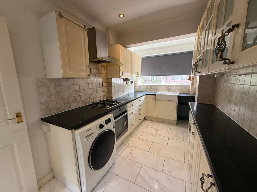 Property photo 1 of 10 4 Bed Detached House To Rent Tenby Close, Romford Rm6