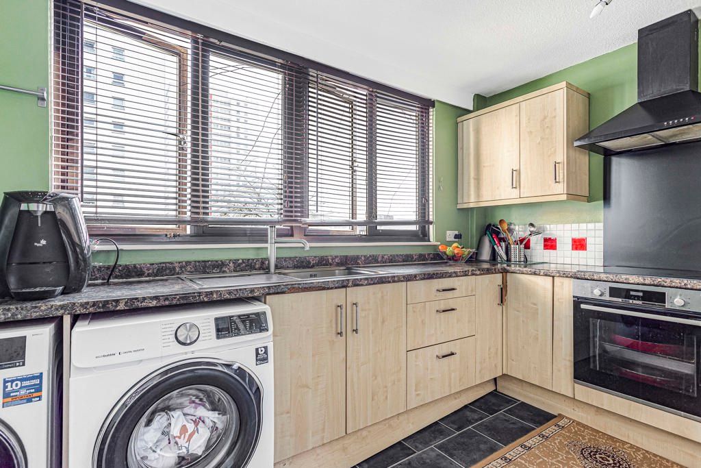 Property photo 3 of 11 Kitchen