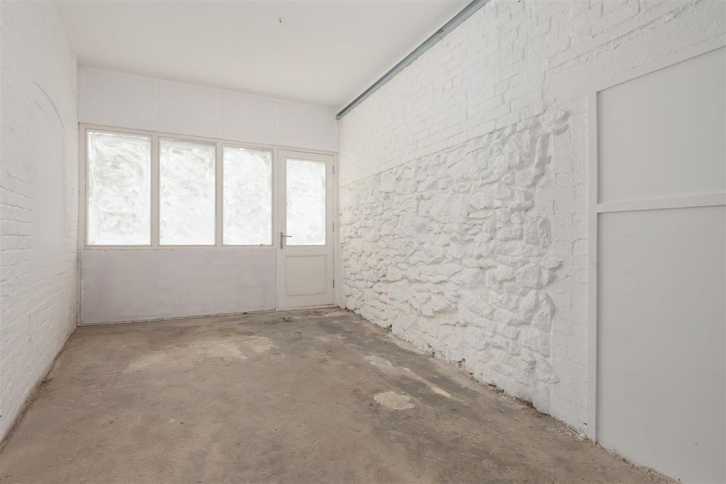 Property photo 2 of 8 Sea Wall, Whitstable