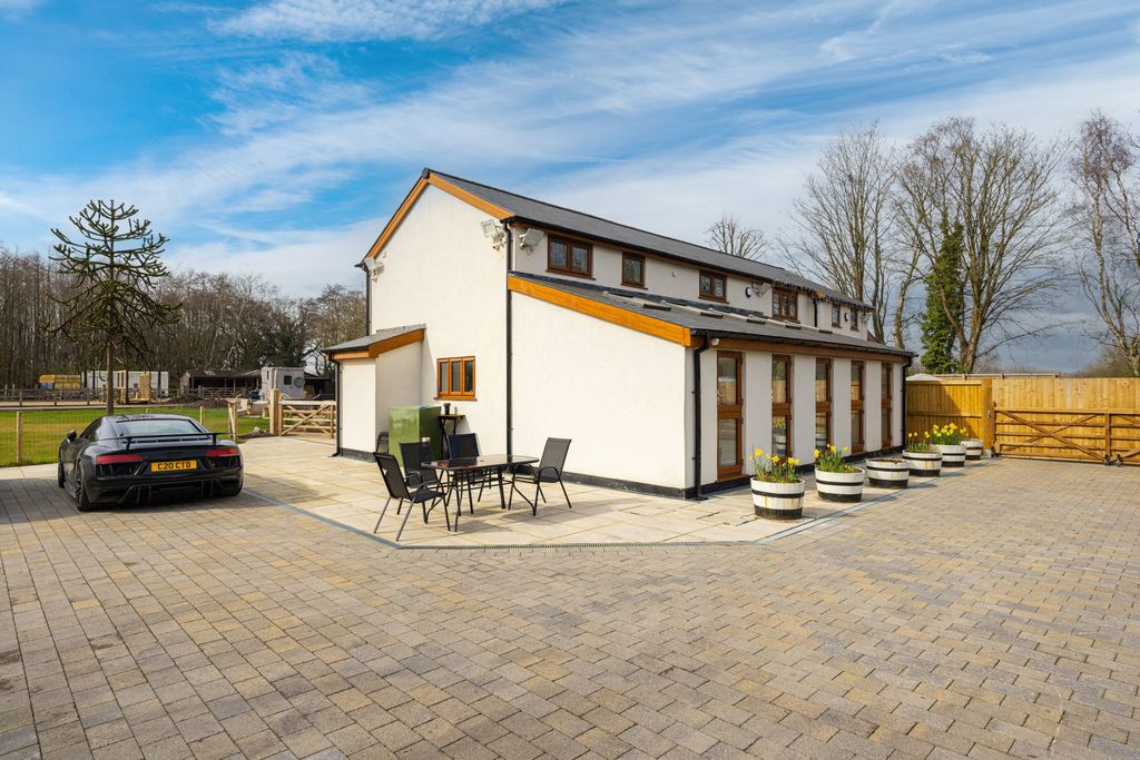 Property photo 2 of 27